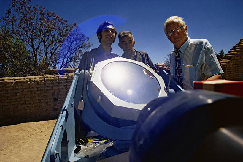 西方人,成年人,中年人,老年人,三个人,横图,室外,白天,机器,日光,欧洲,美国,欧洲人,反射,科学,机械,摄影,天文学,天文学家,老年男性,男人,男性,中年男性,白种人,半身,彩图