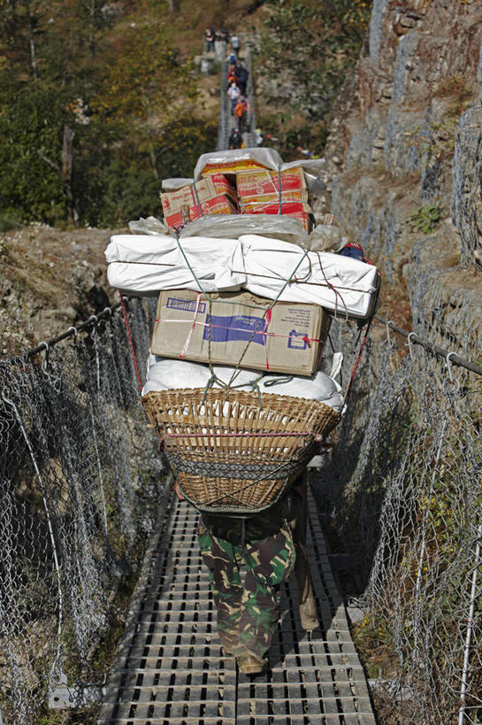 栏杆,竖图,室外,白天,旅游,度假,探险,尼泊尔,亚洲,小路,桥,许多人,娱乐,一群人,享受,休闲,放松,摄影,吊桥,人行桥,冒险,日常用品,爬山,彩图,旅行,门房