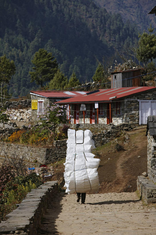 一个人,竖图,室外,白天,旅游,度假,山,路,尼泊尔,朦胧,模糊,房屋,乡村,娱乐,石墙,棚,享受,休闲,放松,摄影,爬山,彩图,旅行,门房