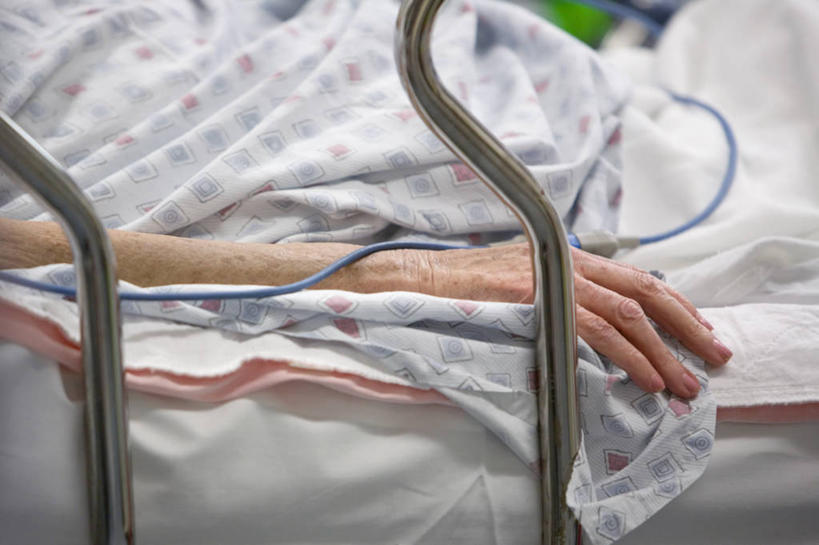 老年人,手,一个人,病人,医院,酒吧,横图,室内,特写,床,美国,废弃,依靠,健康,生病,摄影,报废,部分,死亡,废物,脆弱,忧虑,丢弃,改变,手术服,放弃,抛弃,骨质疏松症,四肢,疗养院,摈弃,加护病房,手臂,彩图,屏弃,摈斥,摒除