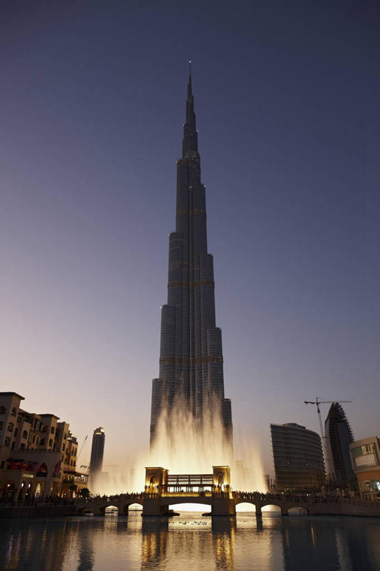 无人,竖图,室外,夜晚,建筑业,技术,城市,建筑,摩天大楼,喷泉,对称,柱子,尖顶,摄影,工程,中东,华贵,阿拉伯联合酋长国,迪拜,波斯湾,发展,进展,彩图,巴别塔