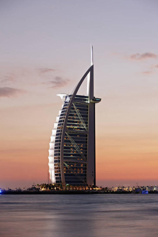无人,竖图,室外,白天,技术,建筑,酒店,摩天大楼,对称,黄昏,摄影,中东,华贵,反差,梦想,阿拉伯联合酋长国,迪拜,波斯湾,发展,进展,设计,彩图,碧海皇宫,帆船酒店