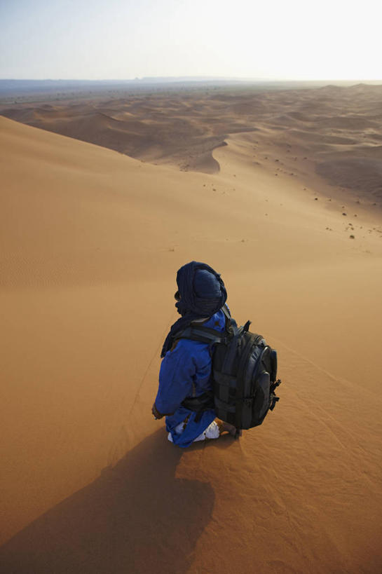 西方人,成年人,一个人,竖图,室外,白天,沙漠,欧洲,非洲,摩洛哥,黑人,欧洲人,仅一个男性,沙子,沙丘,摄影,北非,背包客,撒哈拉沙漠,男人,非洲人,跪着,彩图,贝多因人,游牧民族