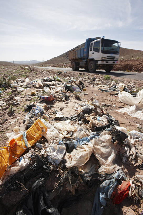 无人,竖图,室外,白天,路,非洲,摩洛哥,垃圾,运输,摄影,能源,电,电源,垃圾车,北非,撒哈拉沙漠,彩图