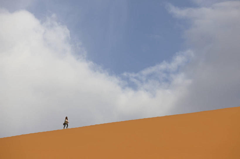 成年人,中年人,一个人,横图,室外,白天,度假,沙漠,非洲,摩洛哥,仅一个女性,仅一个人,沙子,沙丘,仅一个中年女性,摄影,宗教,北非,撒哈拉沙漠,灵性,女人,女性,中年女性,步行,彩图