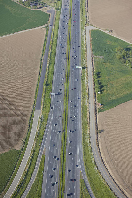 无人,竖图,室外,白天,农业,高速公路,卡车,立交桥,路,汽车,美国,田地,人行道,运输,摄影,北美,北美洲,加利福尼亚,美洲,北亚美利加洲,亚美利加洲,彩图,旅行,80号州际公路,美利坚合众国