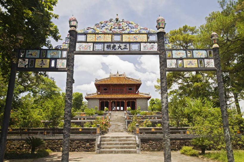 一个人,宫殿,横图,室外,白天,建筑,越南,大门,历史,地标建筑,摄影,坟墓,彩图,旅行,顺化