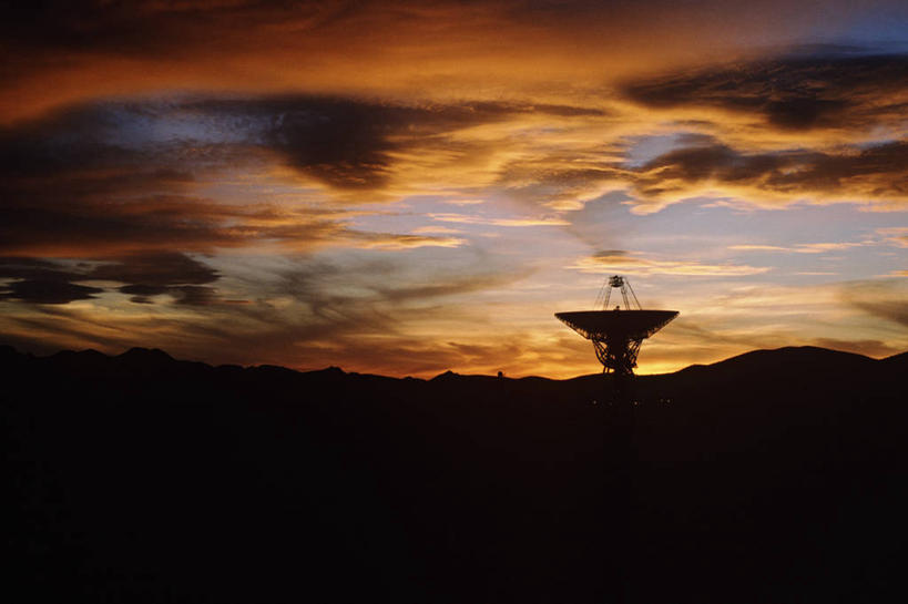 无人,横图,室外,白天,通讯,技术,日落,美国,科学,太空,摄影,工程,加利福尼亚,剪影,天文学,卫星天线,射电望远镜,无线电波,美国宇航局,发现号,彩图,空间探索