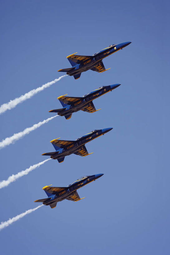 无人,竖图,室外,白天,团队,飞机,美国,一排,表演,整齐,烟雾,交通,航空,飞,排列,杂技,蓝色,交通工具,四个,运输,摄影,迅速,污染,废气,战斗机,演出,准确,客机,队列,噪声,载具,海军,军用机,飞机尾迹,特技,内华达州,尾迹云,机尾云,飞机拉烟,云带,尾迹,机尾迹,飞机尾气,技能,里诺,彩图,杂伎,蓝天使,蓝天使飞行表演队,美国海军,商务机,飞行表演,编队飞行