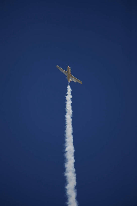 无人,竖图,室外,白天,锻炼,快乐,比赛,运动,竞争,飞机,赛车,美国,烟雾,交通,娱乐,航空,飞,交通工具,休闲,运输,摄影,迅速,污染,废气,客机,体育运动,噪声,载具,飞机尾迹,内华达州,尾迹云,机尾云,飞机拉烟,云带,尾迹,机尾迹,飞机尾气,里诺,体育,彩图,健身,商务机