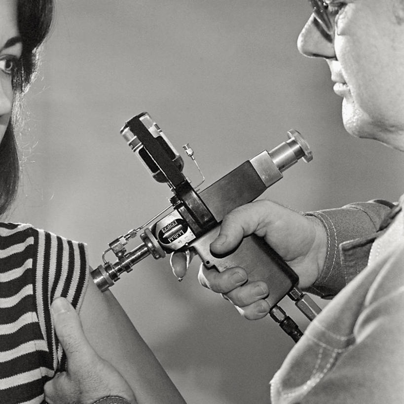 西方人,成年人,中年人,两个人,方图,黑白,技术,欧洲,美国,欧洲人,科学,生病,摄影,男人,中年男性,中年女性,白种人,接种疫苗