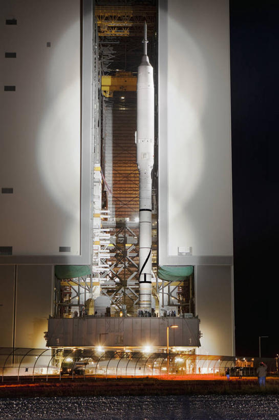 竖图,夜晚,技术,美国,科学,太空,发射台,摄影,聚光灯,北美,北美洲,美洲,科学实验,太空旅行器,佛罗里达,佛罗里达州,佛州,阳光州,肯尼迪航天中心,北亚美利加洲,亚美利加洲,梅里特岛,美国宇航局,彩图,美利坚合众国,空间探索,火箭加速器