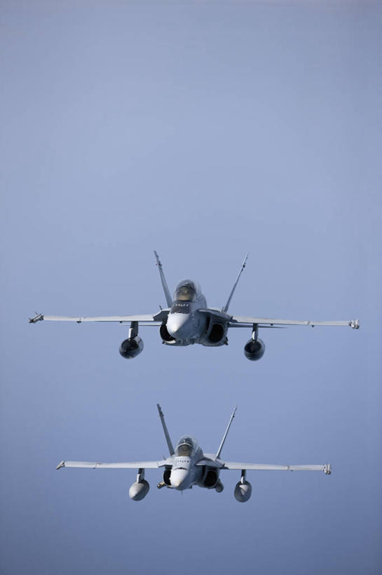 无人,竖图,留白,正面,飞机,马来西亚,军事,飞,南海,两个,战争,摄影,航空航天工程,飞行器,战斗机,准确,早晨,军用机,技能,彩图,美国海军陆战队,编队飞行