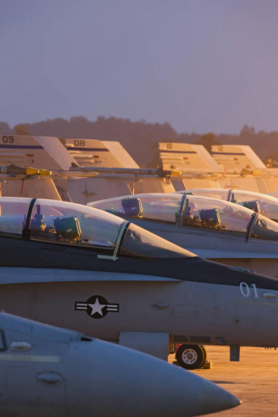 无人,竖图,留白,飞机,马来西亚,一排,整齐,军事,排列,战争,摄影,航空航天工程,飞行器,战斗机,准确,早晨,队列,军用机,座舱,技能,彩图,美国海军陆战队