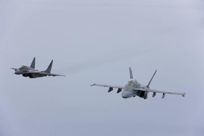 无人,横图,留白,友谊,爆炸,合作,飞机,马来西亚,咆哮,军事,飞,南海,两个,战争,摄影,航空航天工程,准确,座舱,技能,彩图,美国海军陆战队,编队飞行