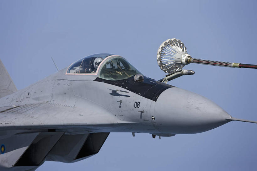 一个人,飞行员,横图,飞机,马来西亚,环保,篮子,飞,南海,摄影,能源,回收,软管,控制,燃料,资源,准确,货运,利用,低碳,循环,座舱,C-130运输机,持续,化石燃料,紧迫,彩图