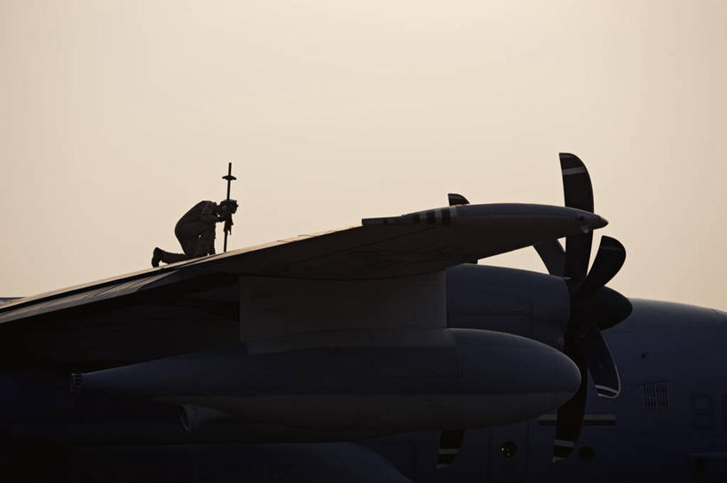 成年人,一个人,地勤人员,横图,留白,马来西亚,仅一个男性,军事,标志,数字,文字,字符,指针,设备,标识,物品,战争,运输,摄影,阿拉伯数字,能源,货运,剪影,逆光,仪表盘,坚持,C-130运输机,化石燃料,油量计,仪表,男人,彩图,美国军事