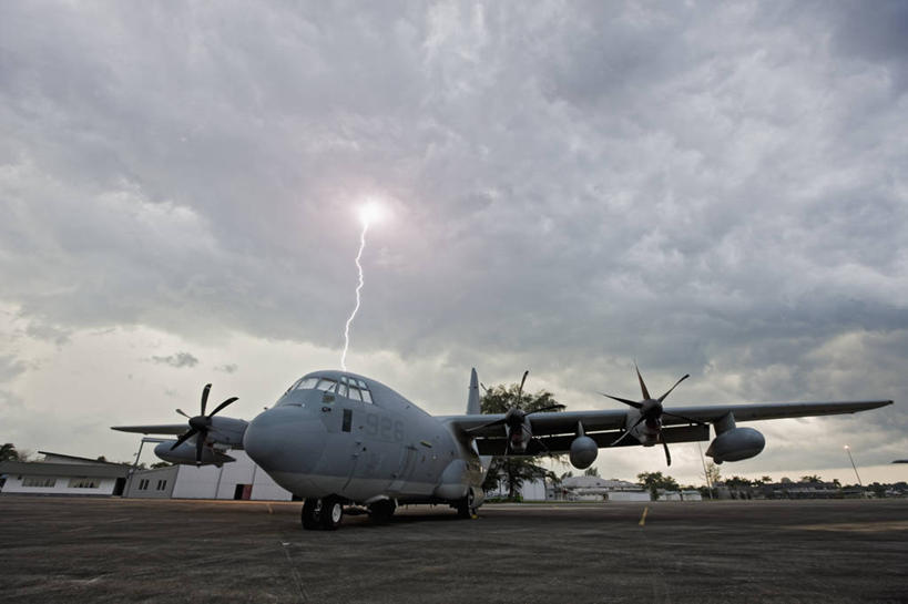 无人,横图,留白,闪电,暴风雨,飞机,马来西亚,军事,螺旋桨,天气,战争,摄影,巨大,庞大,恐怖,天堂,噪声,积雨云,改变,C-130运输机,宏大,硕大,伟大,雷雨,彩图