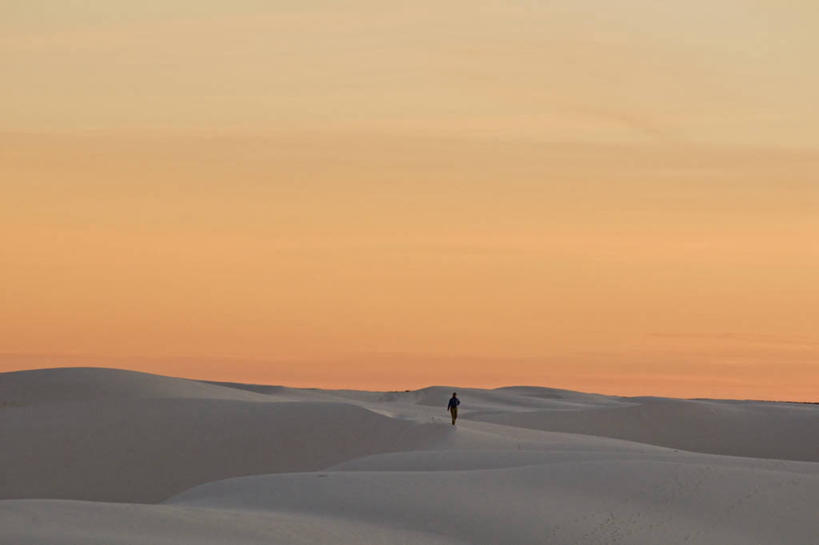 西方人,成年人,中年人,一个人,公园,横图,室外,留白,旅游,度假,探险,日落,欧洲,美国,欧洲人,仅一个女性,仅一个人,沙子,地形,沙丘,娱乐,风景,天空,自然,仅一个中年女性,享受,休闲,放松,摄影,北美,北美洲,国家公园,美洲,新墨西哥,新墨西哥州,北亚美利加洲,亚美利加洲,迷人之地,迷人之州,白沙国家纪念碑,白沙国家公园,女人,女性,中年女性,白种人,休闲活动,步行,彩图,旅行,美利坚合众国,独处,奇瓦瓦沙漠