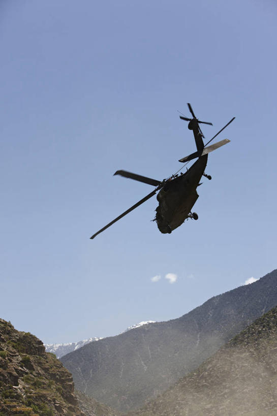 无人,竖图,留白,山,飞机,阿富汗,乘客,山顶,螺旋桨,集装箱,旋转,货柜,飞,一个,容器,箱子,战争,转,运输,角度,摄影,单个,支撑,迅速,货运,梦想,物流,军用机,UH-60黑鹰直升机,危险,彩图,兴都库什山脉