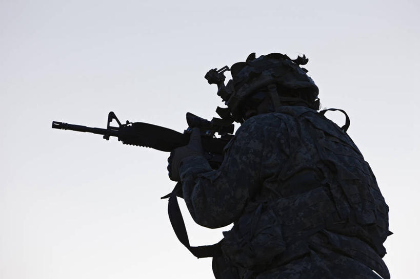 成年人,中年人,一个人,站,横图,室外,山,阿富汗,仅一个男性,仅一个人,仅一个中年男性,士兵,军事,工作,枪支,头盔,头饰,山顶,看,武器,力量,战争,摄影,早晨,瞄准,剪影,监视,来福枪,搜寻,军队,英雄,技能,男人,男性,中年男性,彩图,特种部队,美国军事,兴都库什山脉,步兵