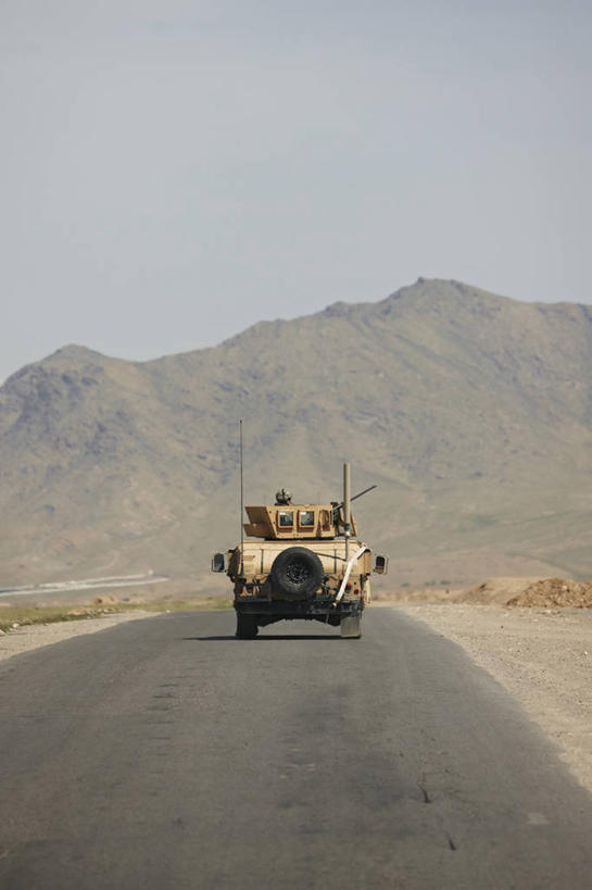 一个人,竖图,留白,高速公路,路,阿富汗,军事,背面,战争,运输,摄影,恐怖,货运,危险,彩图,悍马,美国海军陆战队