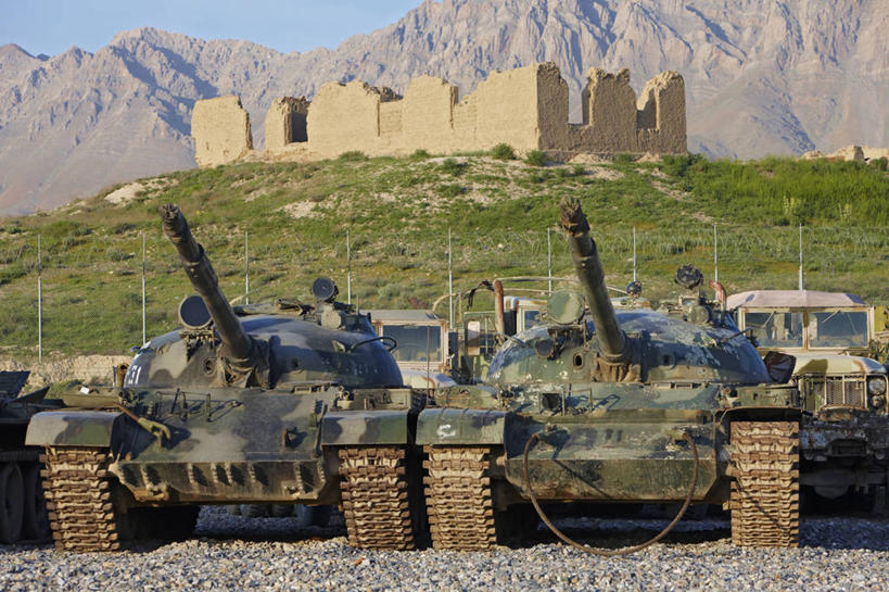 无人,横图,阿富汗,一排,准备,整齐,军事,钢铁,枪支,废墟,排列,炮,储油罐,战争,摄影,保护,队列,进攻,坦克,彩图