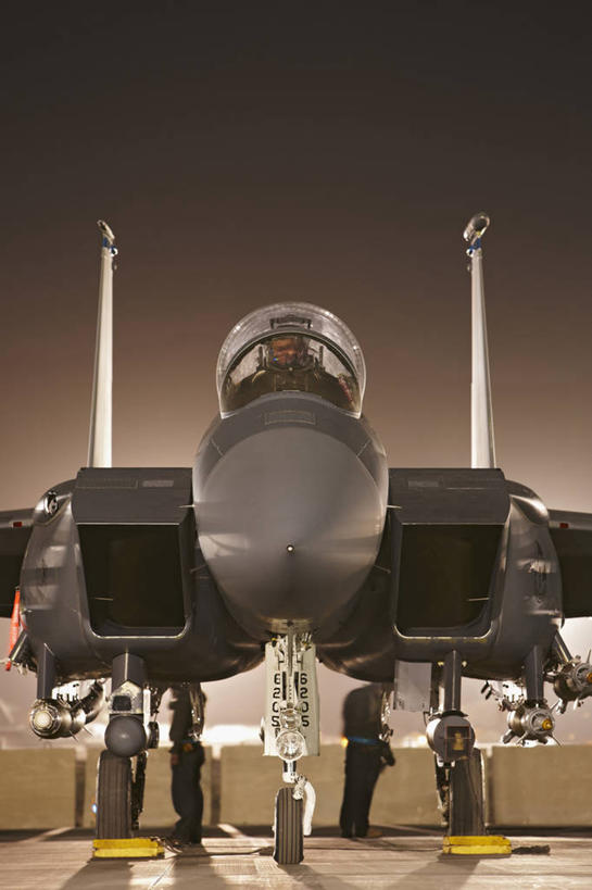 三个人,飞行员,地勤人员,竖图,夜晚,运动模糊,长时间曝光,飞机,阿富汗,美国,准备,军事,着陆,武器,战争,摄影,空军,飞行器,战斗机,北美,北美洲,打斗,美洲,起落架,军用机,美军,军用战斗机,座舱,麦克唐纳.道格拉斯,鹰式战斗机,F-15鹰式战斗机,F-15战斗机,北亚美利加洲,亚美利加洲,彩图,美利坚合众国,F-15E攻击鹰式战斗轰炸机,美国空军