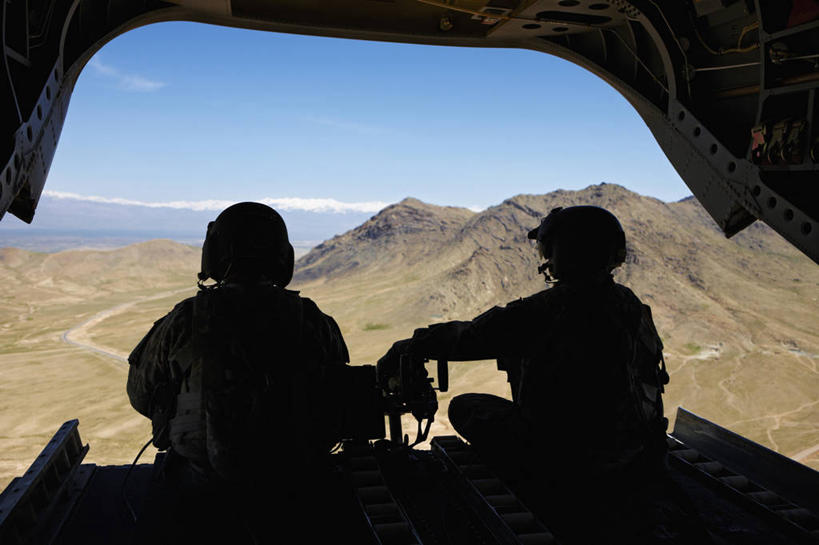 中年人,两个人,坐,横图,阿富汗,士兵,头盔,头饰,看,战争,摄影,恐怖,货运,剪影,监视,搜寻,CH-47支奴干直升机,技能,冒险,彩图,美国军事,韧性