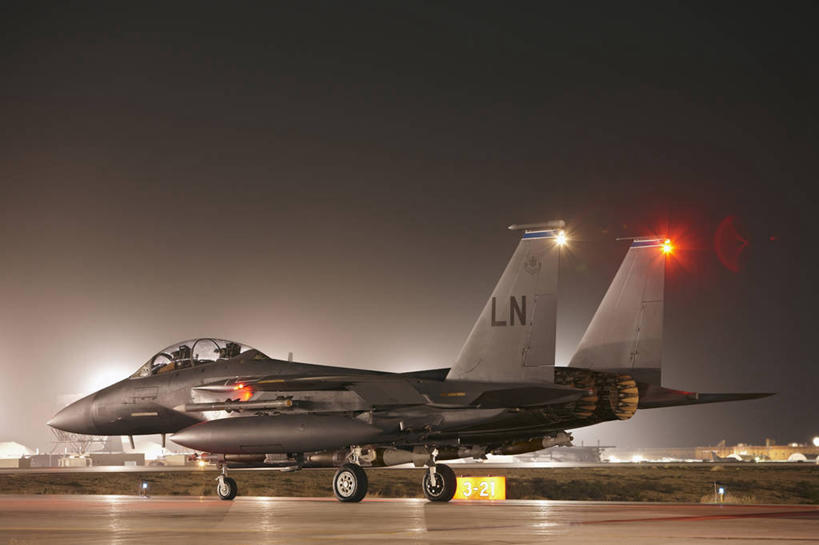 无人,横图,夜晚,留白,飞机,炸弹,阿富汗,美国,着陆,发动机,武器,战争,摄影,空军,能源,飞行器,战斗机,北美,北美洲,美洲,起落架,沥青,军用机,美军,军用战斗机,军用直升机,麦克唐纳.道格拉斯,鹰式战斗机,F-15鹰式战斗机,F-15战斗机,北亚美利加洲,亚美利加洲,化石燃料,彩图,美利坚合众国,F-15E攻击鹰式战斗轰炸机