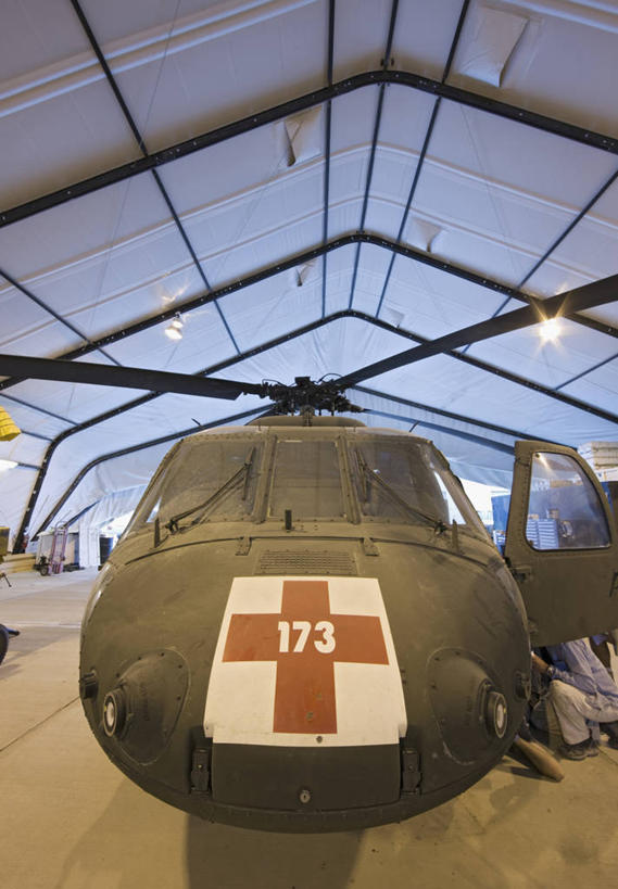 无人,竖图,正面,飞机,阿富汗,航空,交通工具,战争,摄影,直升机,急救,载具,抢救,坚持,军队,UH-60黑鹰直升机,刀刃,能力,彩图,飞机库,美国军事,空中救护车,医疗专机