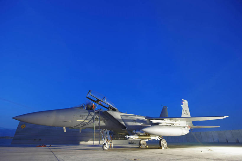 横图,留白,侧面,运动模糊,飞机,阿富汗,美国,着陆,黄昏,战争,摄影,空军,飞行器,战斗机,北美,北美洲,美洲,起落架,军用机,美军,军用战斗机,军用直升机,麦克唐纳.道格拉斯,鹰式战斗机,F-15鹰式战斗机,F-15战斗机,北亚美利加洲,亚美利加洲,彩图,美利坚合众国,F-15E攻击鹰式战斗轰炸机