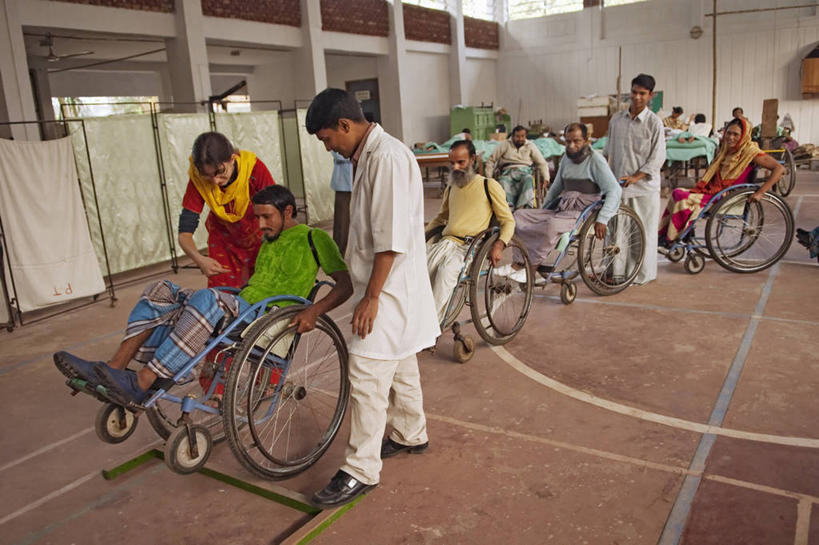 成年人,中年人,人群,护士,医院,横图,孟加拉国,亚洲,首都,轮椅,摄影,协助,南亚,孟加拉人民共和国,达卡,男人,中年男性,中年女性,彩图