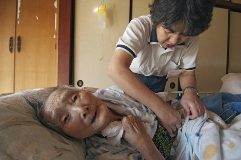 成年人,中年人,老年人,两个人,护士,横图,日本,摄影,肖像,老年女性,女人,女性,中年女性,彩图