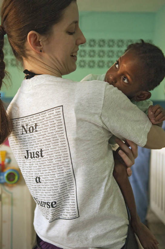 西方人,儿童,成年人,两个人,学生,护士,竖图,侧面,欧洲,牙买加,欧洲人,工作,首都,摄影,关爱,肖像,年轻女性,白种人,年轻人,彩图