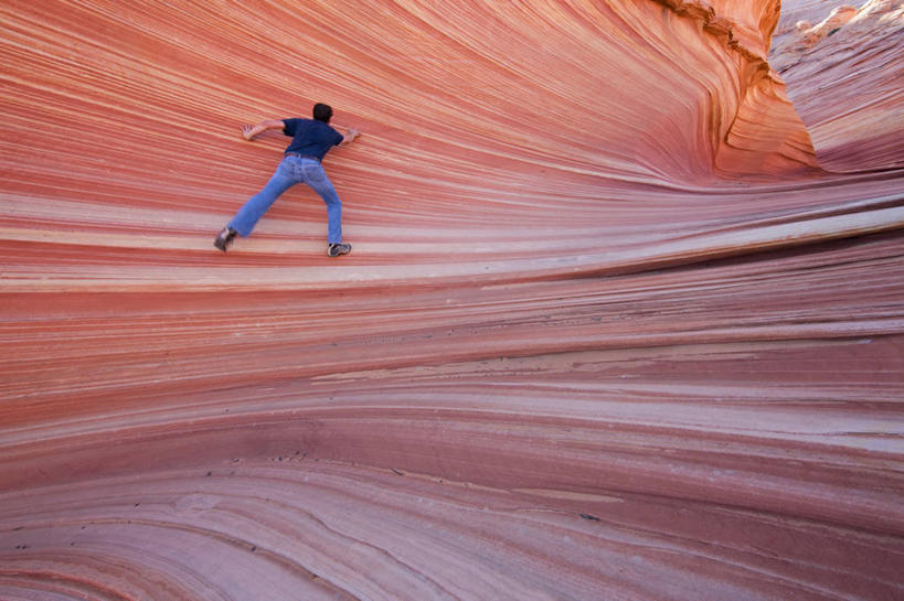 西方人,成年人,中年人,一个人,攀登,横图,室外,探险,欧洲,美国,欧洲人,仅一个男性,仅一个人,仅一个中年男性,地形,背面,橙色,摄影,亚利桑那,岩层,塞多纳,男人,男性,中年男性,白种人,岩石,休闲活动,彩图,旅行,红石州立公园