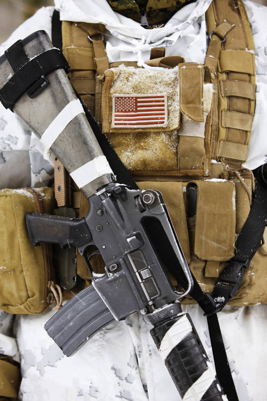 一个人,竖图,机器,美国,军事,背面,机械,战争,美国国旗,摄影,准确,北美,北美洲,加利福尼亚,打斗,美洲,生存,背包客,加州,加利福尼亚州,内华达山,内华达山脉,金州,黄金州,北亚美利加洲,亚美利加洲,技能,布里奇波特,彩图,M16步枪,美利坚合众国,美国海军陆战队,农业机械