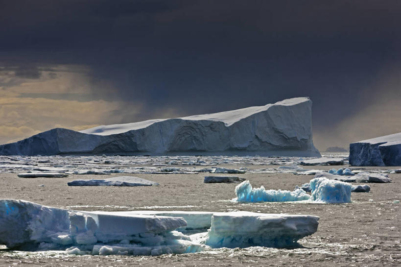 无人,横图,室外,冰山,海洋,漂浮,冰,乌云,云,自然,寒冷,摄影,气象,气候,南极洲,纯净,南极半岛,危险,彩图