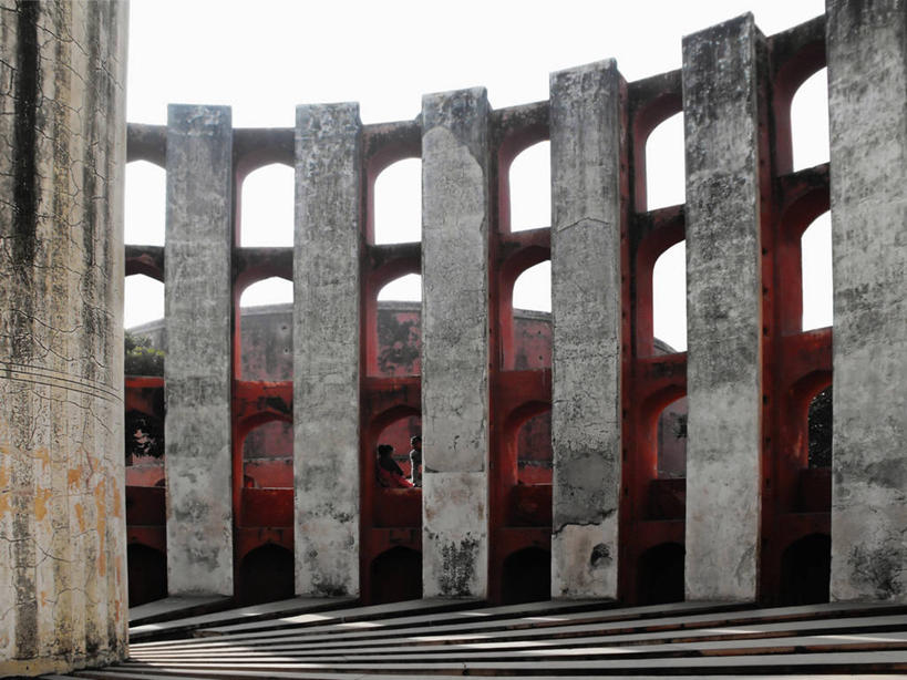 成年人,中年人,两个人,天文台,横图,建筑,印度,科学,圆形,拱门,首都,地标建筑,摄影,日晷,天文学,曼塔天文台,新德里,中年女性,印度人,彩图,旅行