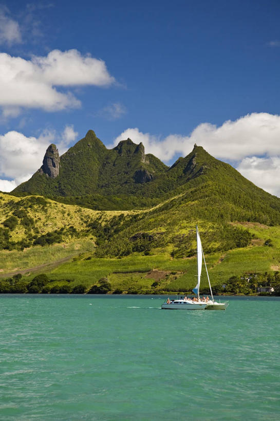 竖图,室外,留白,海洋,山,毛里求斯,粗糙,地形,山顶,摄影,毛糙,热带气候,印度洋,休闲活动,彩图,旅行,粗拙