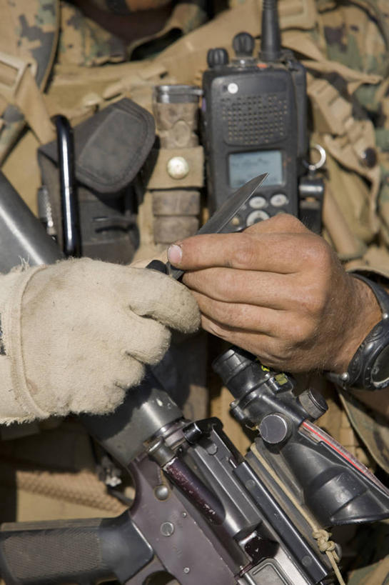 西方人,成年人,手,一个人,竖图,欧洲,美国,欧洲人,仅一个男性,准备,军事,拿着,战争,摄影,部分,准确,加利福尼亚,打斗,进攻,布里奇波特,白种人,彩图,M16步枪,美国海军陆战队,美国军事