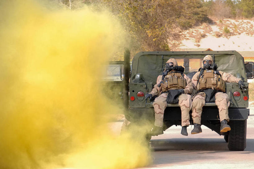 西方人,成年人,两个人,横图,室外,白天,工作服,制服,安全,欧洲,美国,欧洲人,军事,防护,黄色,烟,摄影,保护,海军,保险,防护服,保全,周全,安稳,安定,维吉尼亚,工作制服,平安,危险,男人,白种人,技术员,彩图,工作套服,悍马,美国海军,多功能车