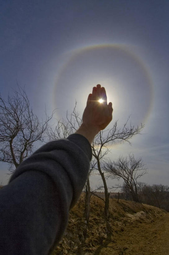 西方人,一个人,竖图,室外,特写,白天,太阳,欧洲,美国,欧洲人,折射,云,天气,天空,摄影,内布拉斯加,四肢,卷云,气象学,白种人,手臂,彩图