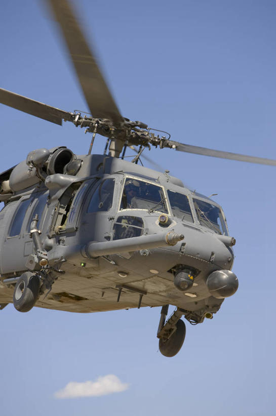 一个人,飞行员,竖图,室外,白天,运动模糊,美国,螺旋桨,旋转,飞,蓝色,灰色,天空,战争,转,摄影,空军,直升机,权威,加利福尼亚,进攻,座舱,HH-60直升机,技能,布里奇波特,彩图,美国空军