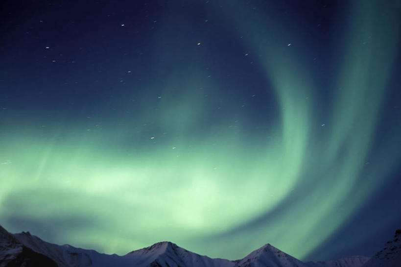 无人,横图,室外,夜晚,山,美国,太空,地形,山顶,星星,绿色,风景,天空,自然,摄影,天文学,布鲁克斯山脉,北极光,彩图