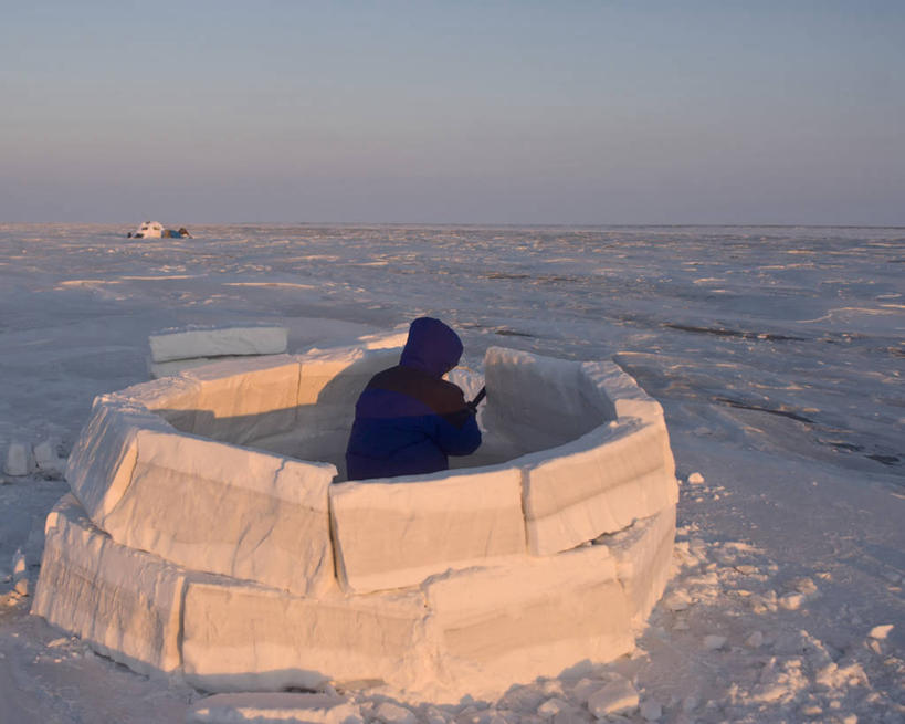 成年人,中年人,一个人,导游,横图,室外,白天,探险,雪,美国,仅一个男性,仅一个人,仅一个中年男性,房屋,屋子,冬天,文化,社区,摄影,块状,生存,雪屋,国家野生动物保护区,因纽特人,冒险,男人,男性,中年男性,彩图,旅行,房子,小屋,传统文化,冻原