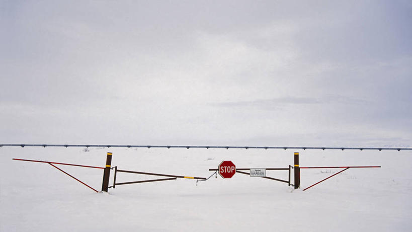 无人,横图,室外,白天,建材,北极,雪,路,指示牌,金属制品,美国,金属,标志,管子,文字,大门,地形,标识,管道,钢管,工业,运输,摄影,能源,气象,环境,石油工业,气候,建筑材料,发展,化石燃料,布鲁克斯山脉,彩图,输油管道,冻原