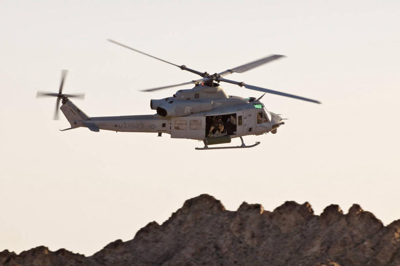 西方人,两个人,横图,室外,白天,运动模糊,欧洲,美国,欧洲人,士兵,军事,鸟类,山顶,悬崖,螺旋桨,飞,盘旋,战争,转,摄影,直升机,航空航天工程,暴力,加利福尼亚,打斗,进攻,军用机,军用直升机,刀刃,白种人,彩图,美国海军陆战队,美国军事