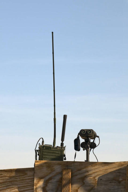 无人,竖图,室外,白天,通讯,美国,军事,设备,喇叭,物品,两个,收音机,战争,摄影,透镜,亚利桑那,军用直升机,双筒望远镜,彩图,美国海军陆战队