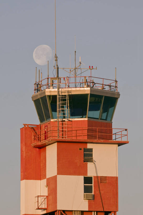 无人,机场,竖图,室外,白天,窗户,美国,月亮,半月,红色,白色,摄影,协调,权威,亚利桑那,军事基地,彩图,凸月,美国海军陆战队